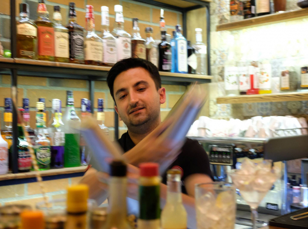 Բարմենները սովորեցնում են տանը կոկտեյլ պատրաստել