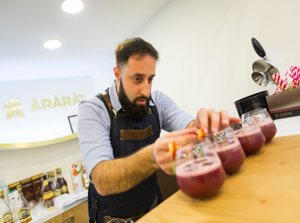 Բարմենները սովորեցնում են տանը կոկտեյլ պատրաստել