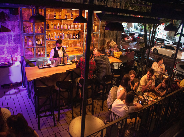 Երեւանի առաջին ջին բարը՝ Gouroo Club & Garden-ի պատշգամբում