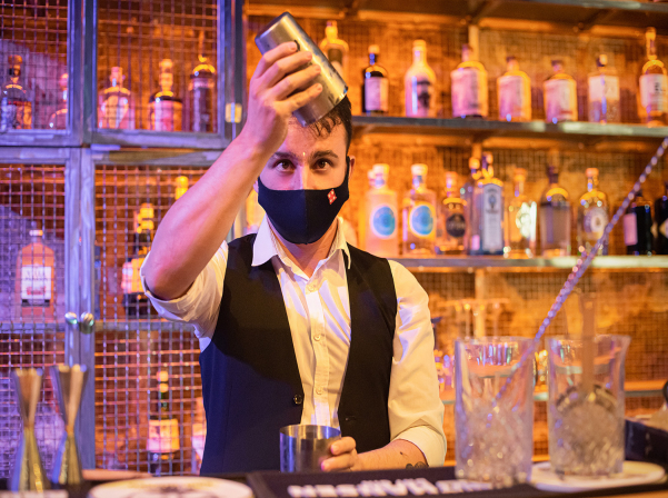 Երեւանի առաջին ջին բարը՝ Gouroo Club & Garden-ի պատշգամբում