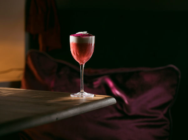 Bar Phoenix. «Արարատի» հիմքով կոկտեյլային ալքիմիա եւ «արբած» խոհանոց