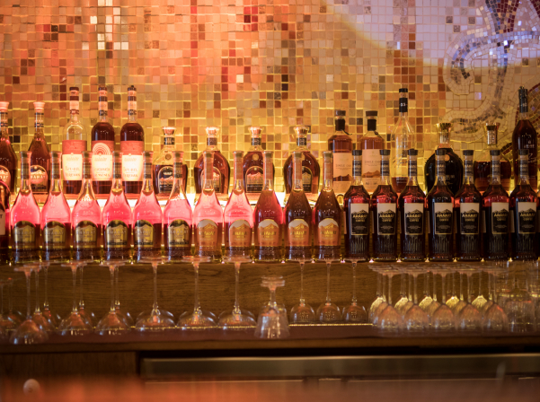 Bar Phoenix. «Արարատի» հիմքով կոկտեյլային ալքիմիա եւ «արբած» խոհանոց