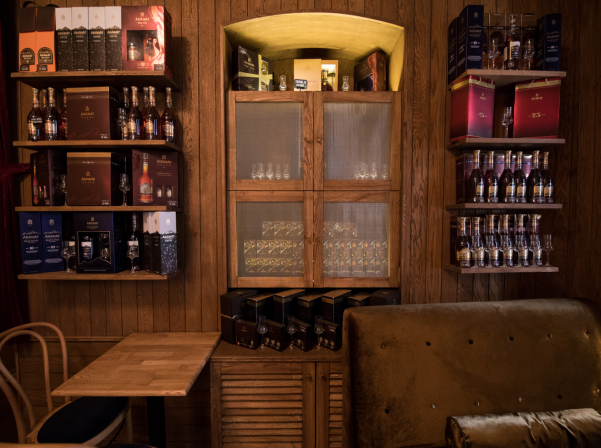 Bar Phoenix. «Արարատի» հիմքով կոկտեյլային ալքիմիա եւ «արբած» խոհանոց