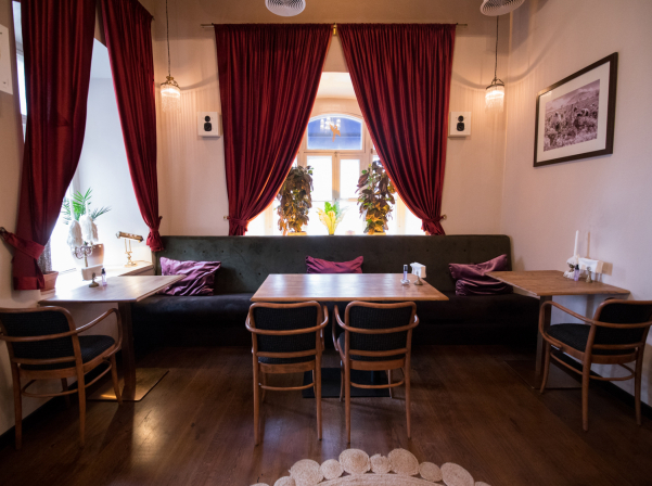 Bar Phoenix. «Արարատի» հիմքով կոկտեյլային ալքիմիա եւ «արբած» խոհանոց