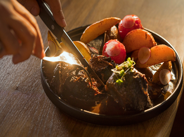 Bar Phoenix. «Արարատի» հիմքով կոկտեյլային ալքիմիա եւ «արբած» խոհանոց