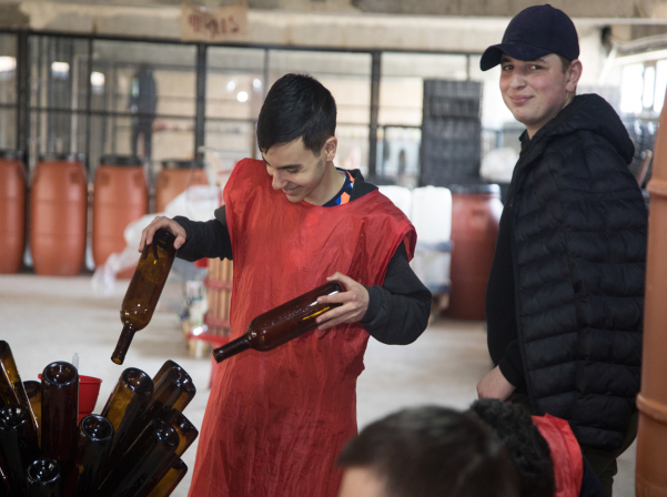 Խաղողի վազից մինչեւ շշալցում. մեկ օր գինեգործ երեխաների հետ