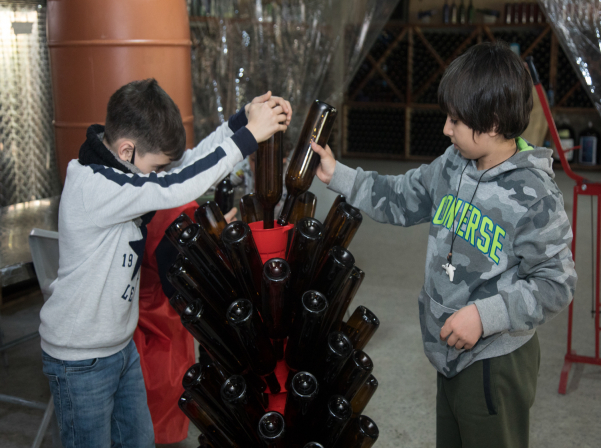 Խաղողի վազից մինչեւ շշալցում. մեկ օր գինեգործ երեխաների հետ