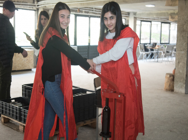 Խաղողի վազից մինչեւ շշալցում. մեկ օր գինեգործ երեխաների հետ