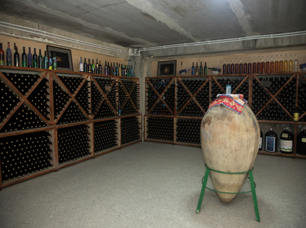 Խաղողի վազից մինչեւ շշալցում. մեկ օր գինեգործ երեխաների հետ