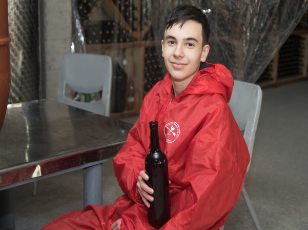 Խաղողի վազից մինչեւ շշալցում. մեկ օր գինեգործ երեխաների հետ