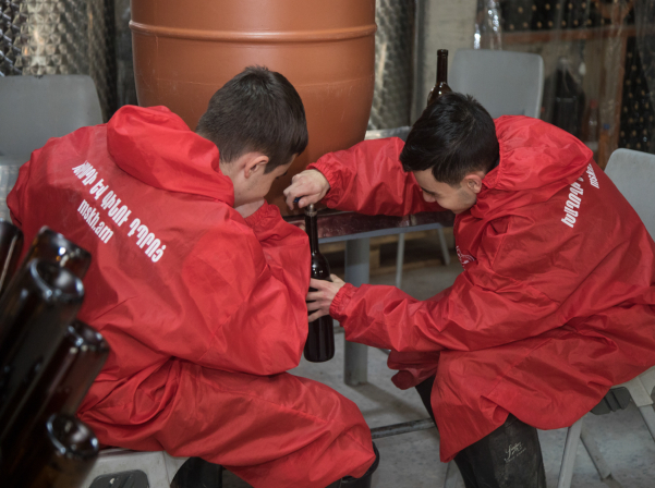 Խաղողի վազից մինչեւ շշալցում. մեկ օր գինեգործ երեխաների հետ