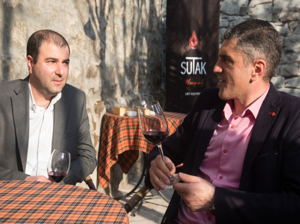 Sutak. ընտանեկան ավանդույթներով բնական գինին