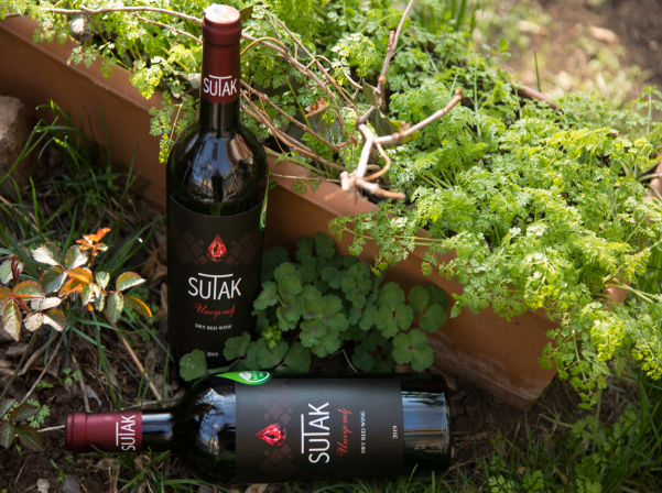 Sutak. ընտանեկան ավանդույթներով բնական գինին