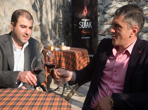 Sutak. ընտանեկան ավանդույթներով բնական գինին