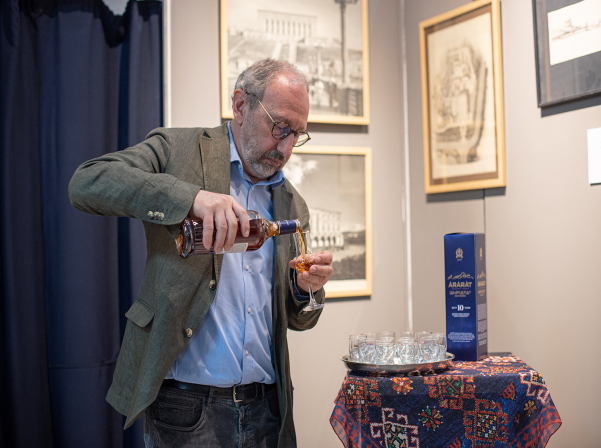 «Քարի ձայնն ու բույրը», «Արարատը» եւ Միկոյանի մակագրությունը