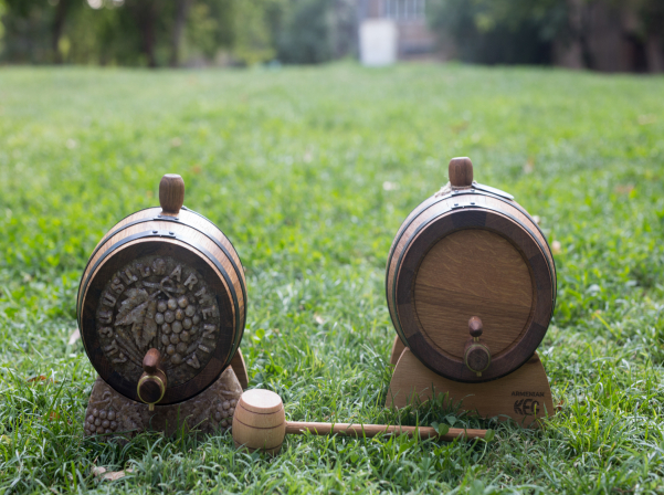 Պողոսյան քույրերի կաղնեփայտե տակառները եւ սպասվող գինին