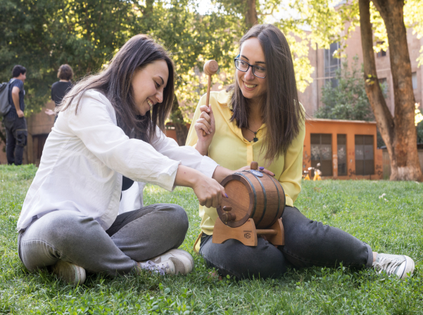 Պողոսյան քույրերի կաղնեփայտե տակառները եւ սպասվող գինին