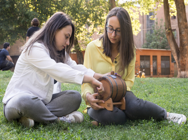 Պողոսյան քույրերի կաղնեփայտե տակառները եւ սպասվող գինին