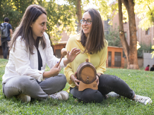 Պողոսյան քույրերի կաղնեփայտե տակառները եւ սպասվող գինին