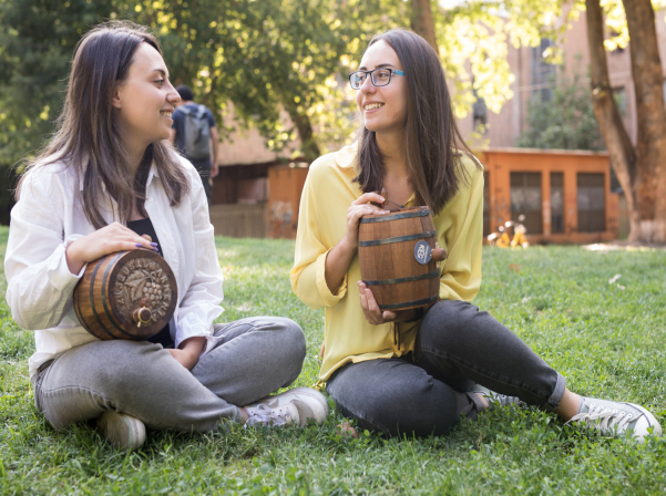 Պողոսյան քույրերի կաղնեփայտե տակառները եւ սպասվող գինին