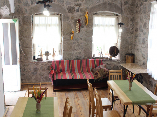 Զանգեզուրի «խրթխրթան» տոլման եւ Գորիսի նիստուկացը` Աշխենի «Լոբի»-ում