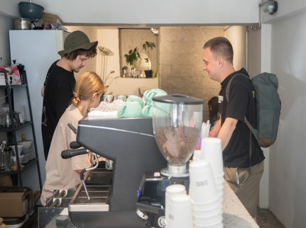 «Ոչ լույս ոչ մութ» սրճարան/ավտոտնակն ու ոչ սովորական սուրճերը