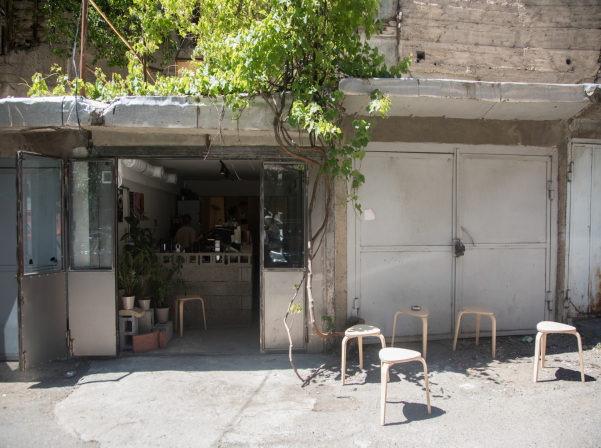 «Ոչ լույս ոչ մութ» սրճարան/ավտոտնակն ու ոչ սովորական սուրճերը