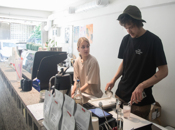 «Ոչ լույս ոչ մութ» սրճարան/ավտոտնակն ու ոչ սովորական սուրճերը