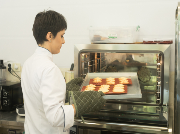 La madeleine patiserie. Հրուշակագործ ընկերուհիներն ու գունեղ «Մադլենները»