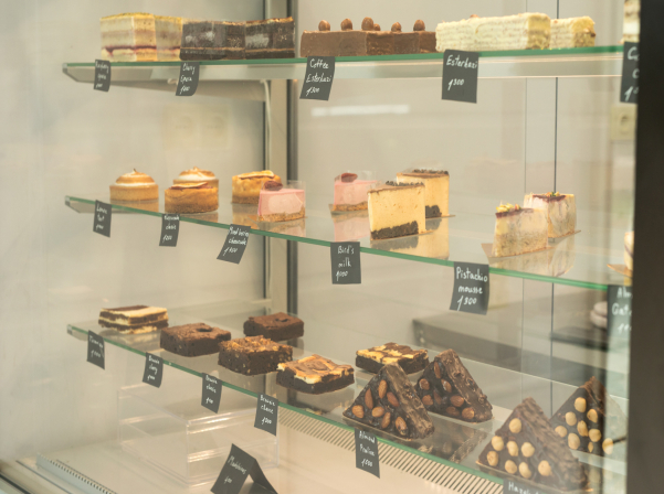 La madeleine patiserie. Հրուշակագործ ընկերուհիներն ու գունեղ «Մադլենները»