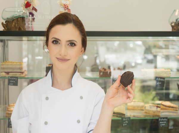 La madeleine patiserie. Հրուշակագործ ընկերուհիներն ու գունեղ «Մադլենները»