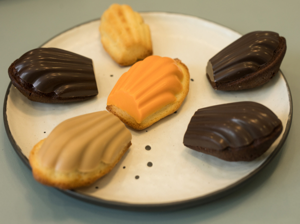 La madeleine patiserie. Հրուշակագործ ընկերուհիներն ու գունեղ «Մադլենները»