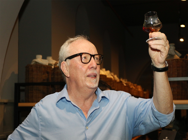 Թերի Ջորջին նվիրել են ARARAT Charles Aznavour Signature Blend հատուկ կոնյակ