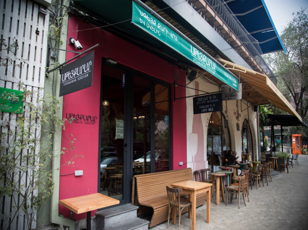 «Սթեյքարար». Քարի վրա պատրաստվող սթեյքը եւ ամեն օր փոխվող մենյուն