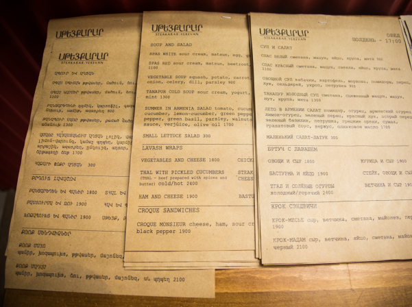 «Սթեյքարար». Քարի վրա պատրաստվող սթեյքը եւ ամեն օր փոխվող մենյուն