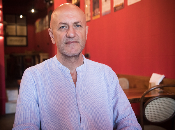 «Սթեյքարար». Քարի վրա պատրաստվող սթեյքը եւ ամեն օր փոխվող մենյուն