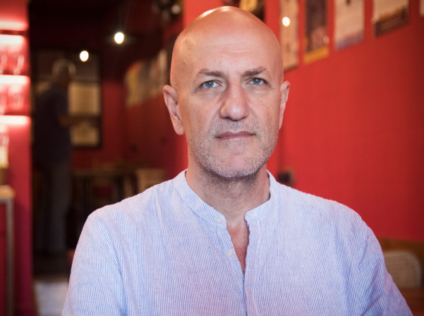 «Սթեյքարար». Քարի վրա պատրաստվող սթեյքը եւ ամեն օր փոխվող մենյուն