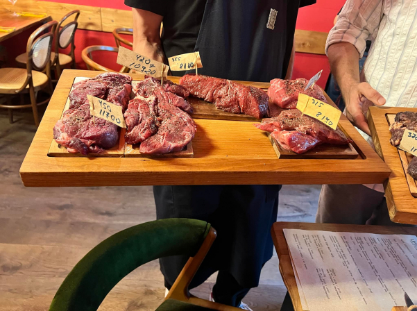 «Սթեյքարար». Քարի վրա պատրաստվող սթեյքը եւ ամեն օր փոխվող մենյուն