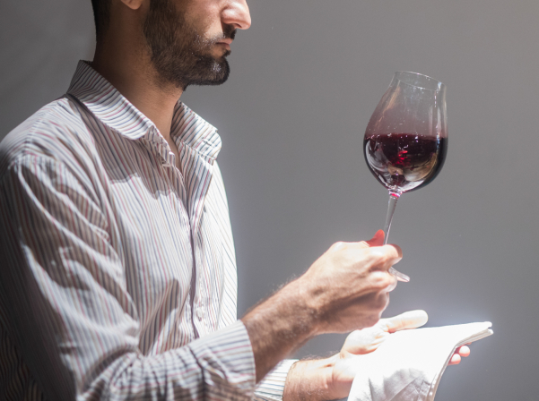 Արտյոմ Մկրտչյանը՝ գինուն չդավաճանող, մարդկանց իրար խառնող սոմելիեն