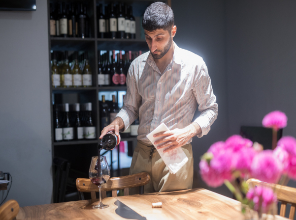 Արտյոմ Մկրտչյանը՝ գինուն չդավաճանող, մարդկանց իրար խառնող սոմելիեն