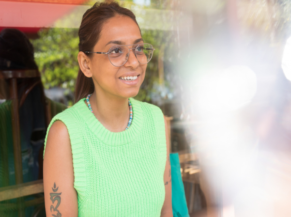 Հնդկուհի Լոբհնան եւ Արենիից արտադրված Yog գինին