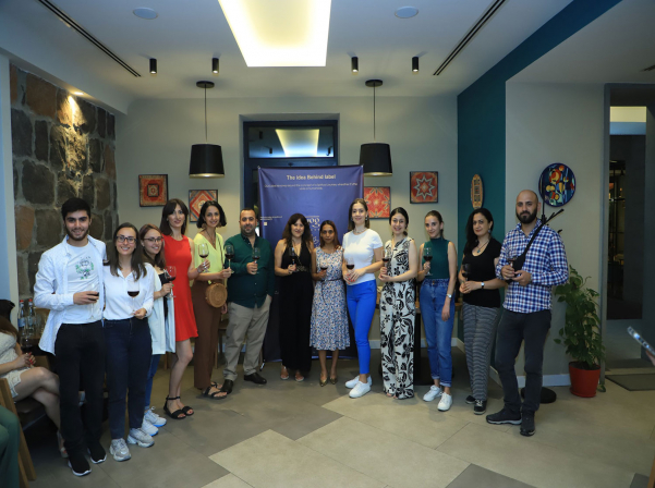 Հնդկուհի Լոբհնան եւ Արենիից արտադրված Yog գինին