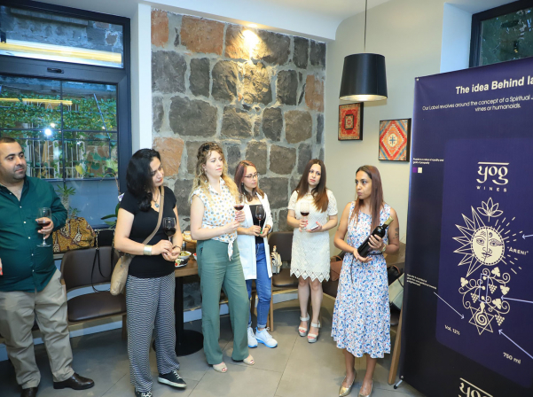 Հնդկուհի Լոբհնան եւ Արենիից արտադրված Yog գինին