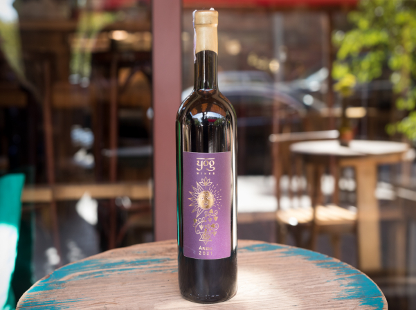 Հնդկուհի Լոբհնան եւ Արենիից արտադրված Yog գինին