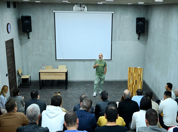 Արամ Մնացականովը ներկայացրել է հյուրերին երջանկացնելու իր բանաձեւը