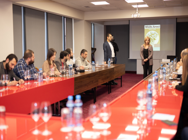 Սպիտակ Արենին ոչ թե «քրդի խաղող» է, այլ սեւ Արենիի «աղջիկը» 