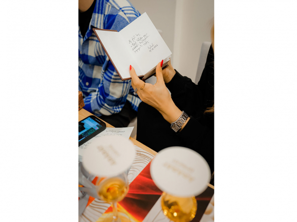 ARARAT թանգարանի այցելուները Նարեկացու գրքեր են նվեր ստացել