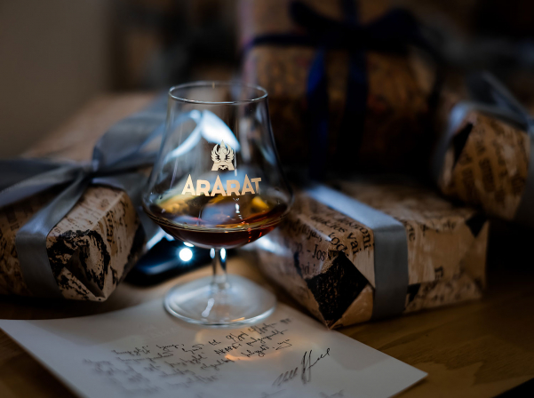 ARARAT թանգարանի այցելուները Նարեկացու գրքեր են նվեր ստացել