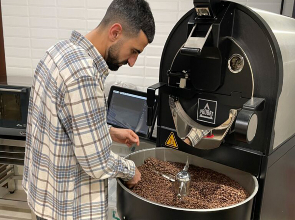 Ձեռագիր ունեցող եւ մրցակիցներին գնահատող Nero Bean սրճարան-բովարանը