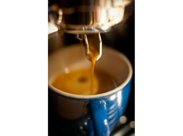 Ձեռագիր ունեցող եւ մրցակիցներին գնահատող Nero Bean սրճարան-բովարանը